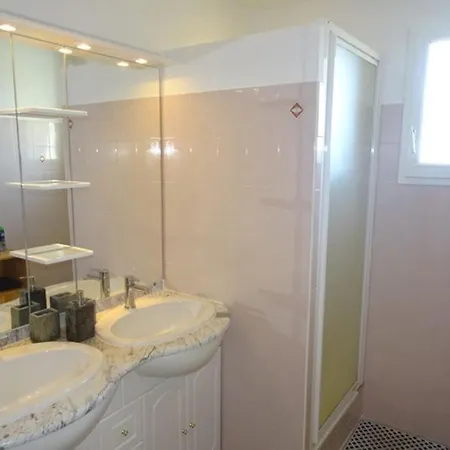 Holiday home Carpe Diem : Mer, Montagne Et Jacuzzi